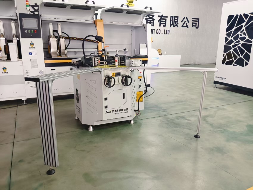 آلة تجعيد زوايا النوافذ.jpg