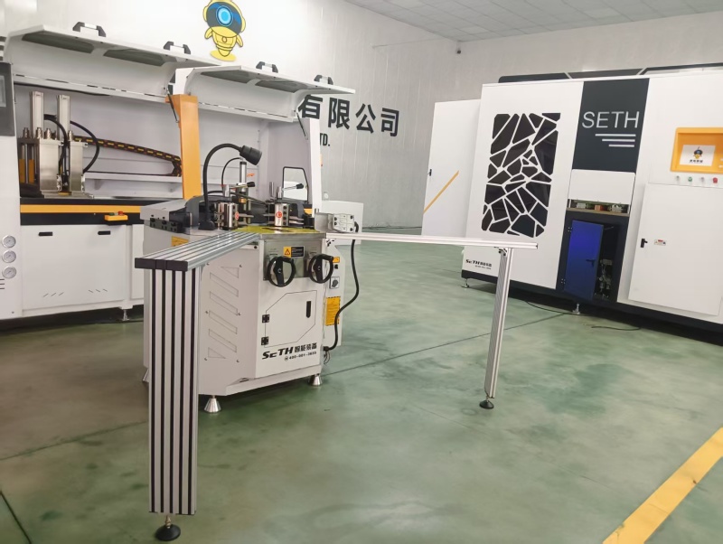 آلة تجعيد زوايا النوافذ.jpg آلة تجعيد زوايا النوافذ.jpg