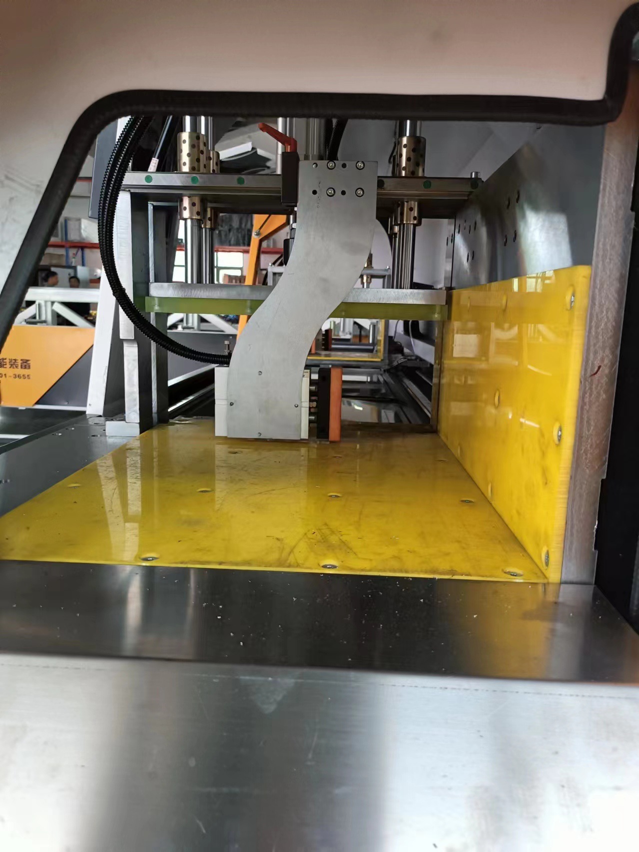 آلة قطع الألومنيوم.jpg آلة قطع الألومنيوم.jpg