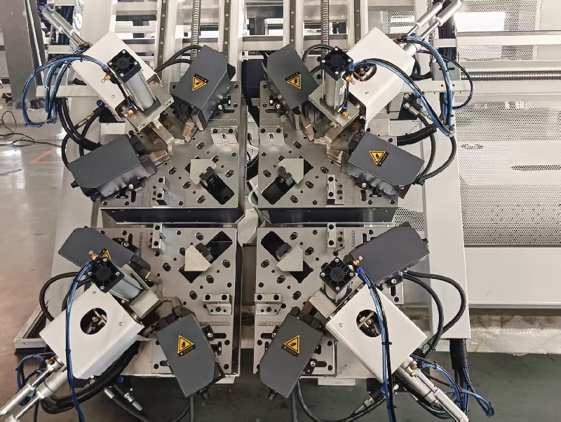 آلة ثني الزوايا CNC.jpg آلة ثني الزوايا CNC.jpg